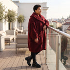Weinroter Teddymantel im Ballonschnitt mit Biesen Knopfverschluss und Taschen warm