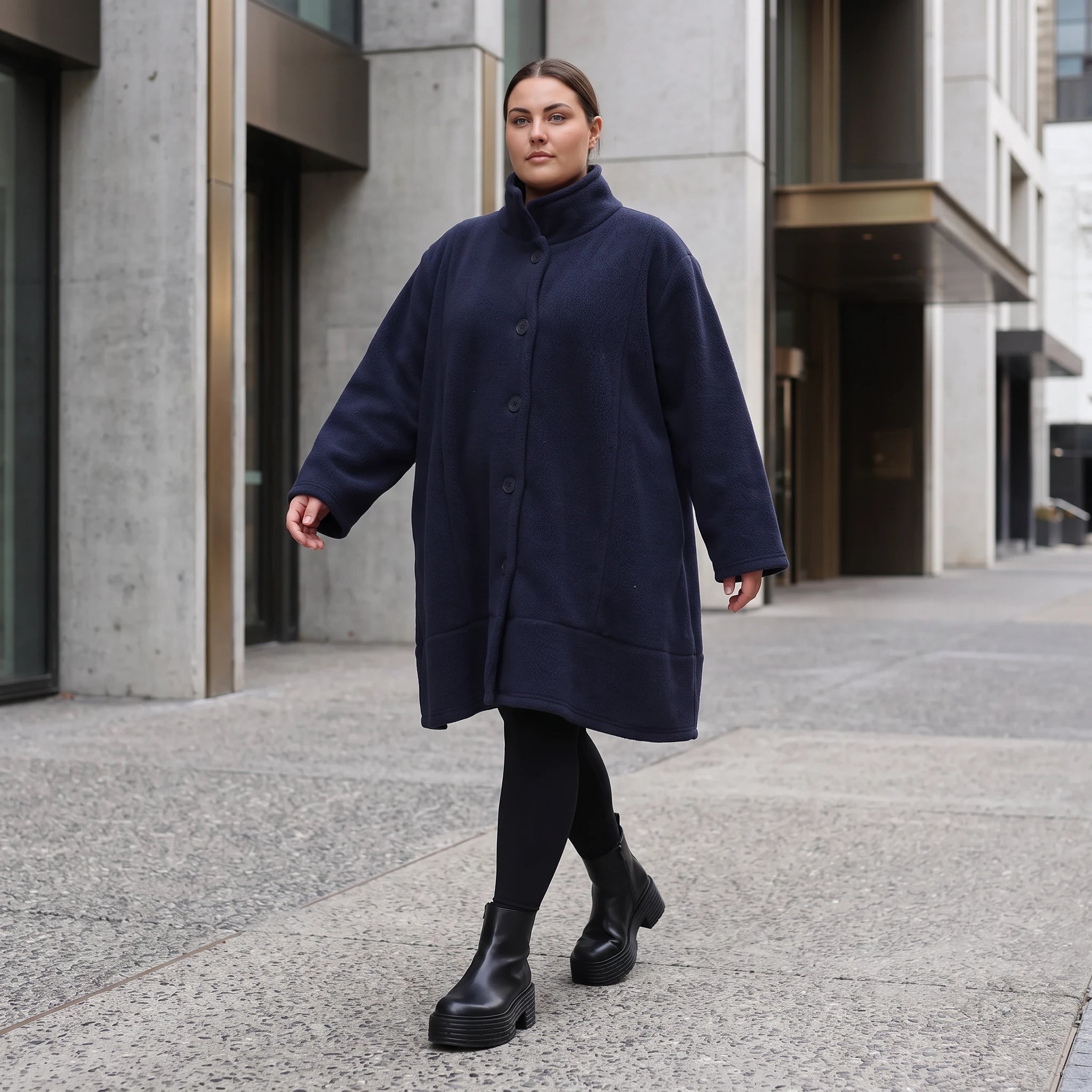 Marine Teddyjacke aus Flauschstoff in A-Linie mit Kellerfalte am Rücken warm und weich