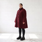 warme Teddyjacke in Weinrot mit Stehkragen und Knopfverschluss in femininer A-Linie
