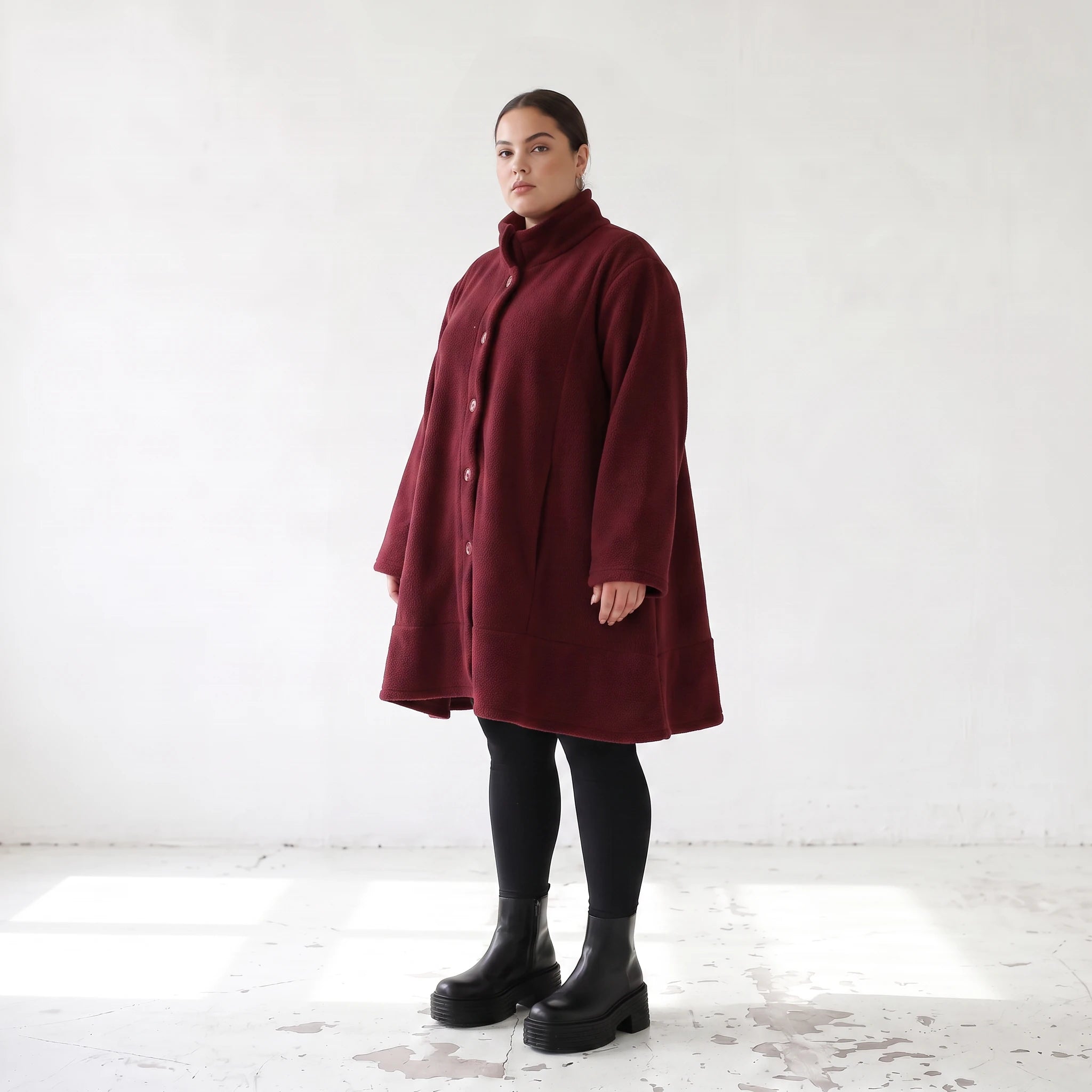 warme Teddyjacke in Weinrot mit Stehkragen und Knopfverschluss in femininer A-Linie