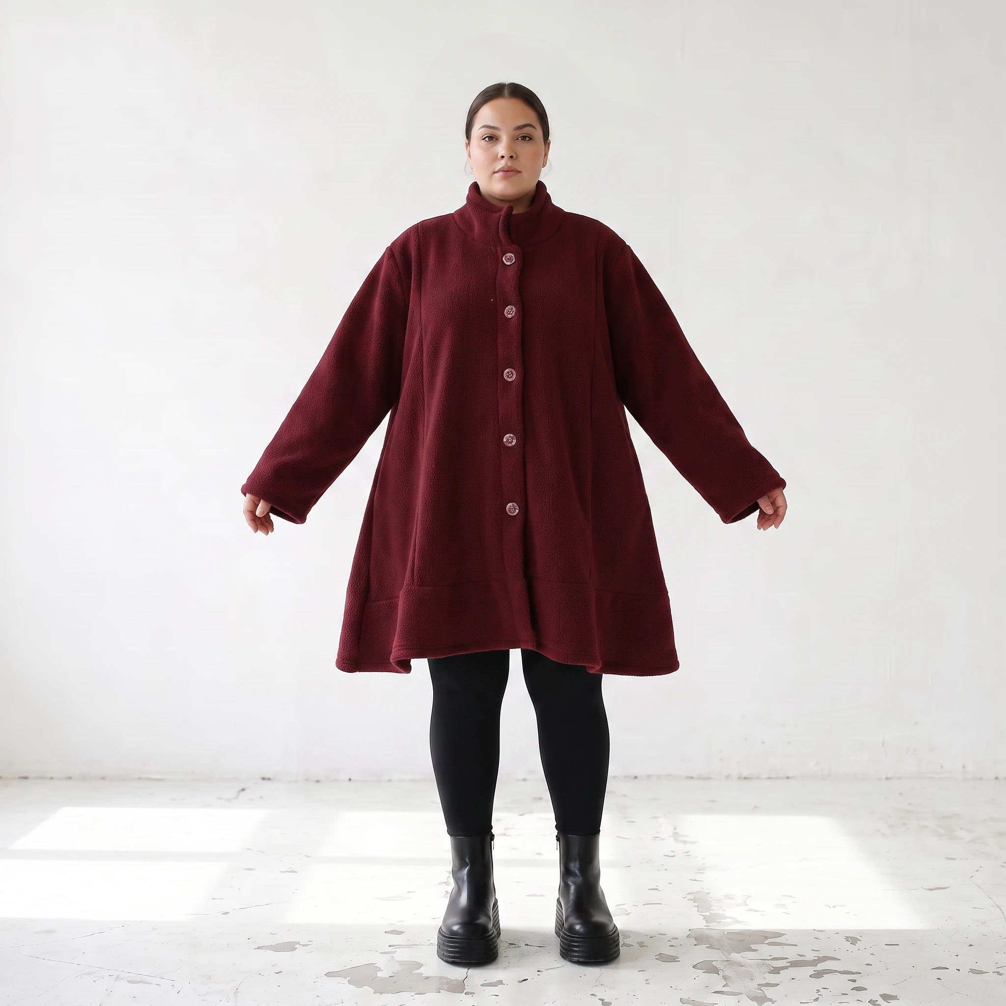 warme Teddyjacke in Weinrot mit Stehkragen und Knopfverschluss in femininer A-Linie