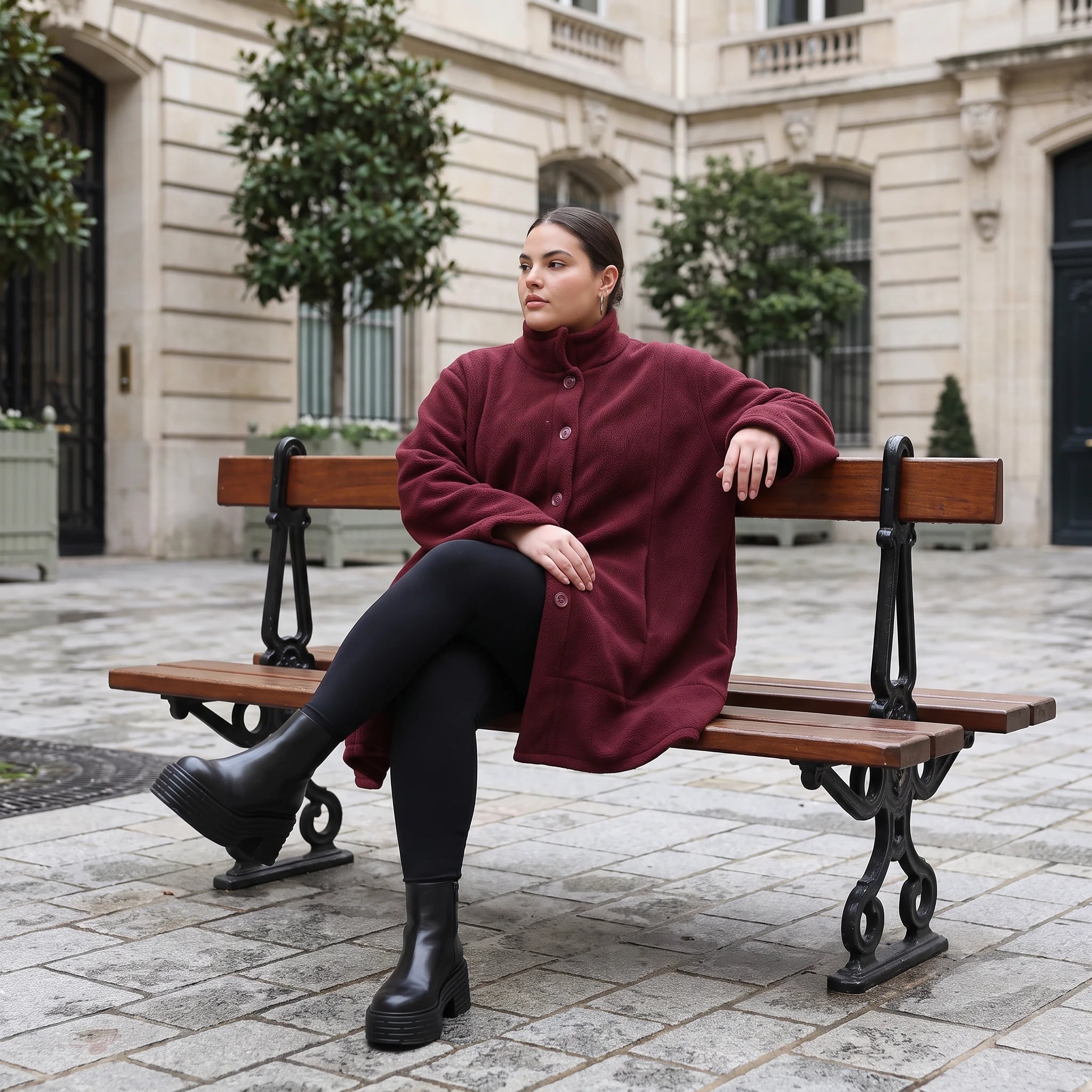 warme Teddyjacke in Weinrot mit Stehkragen und Knopfverschluss in femininer A-Linie