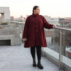 warme Teddyjacke in Weinrot mit Stehkragen und Knopfverschluss in femininer A-Linie