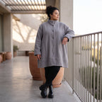 Graue Teddyjacke in A-Linie mit Stehkragen Knopfleiste Kellerfalte und Taschen warm