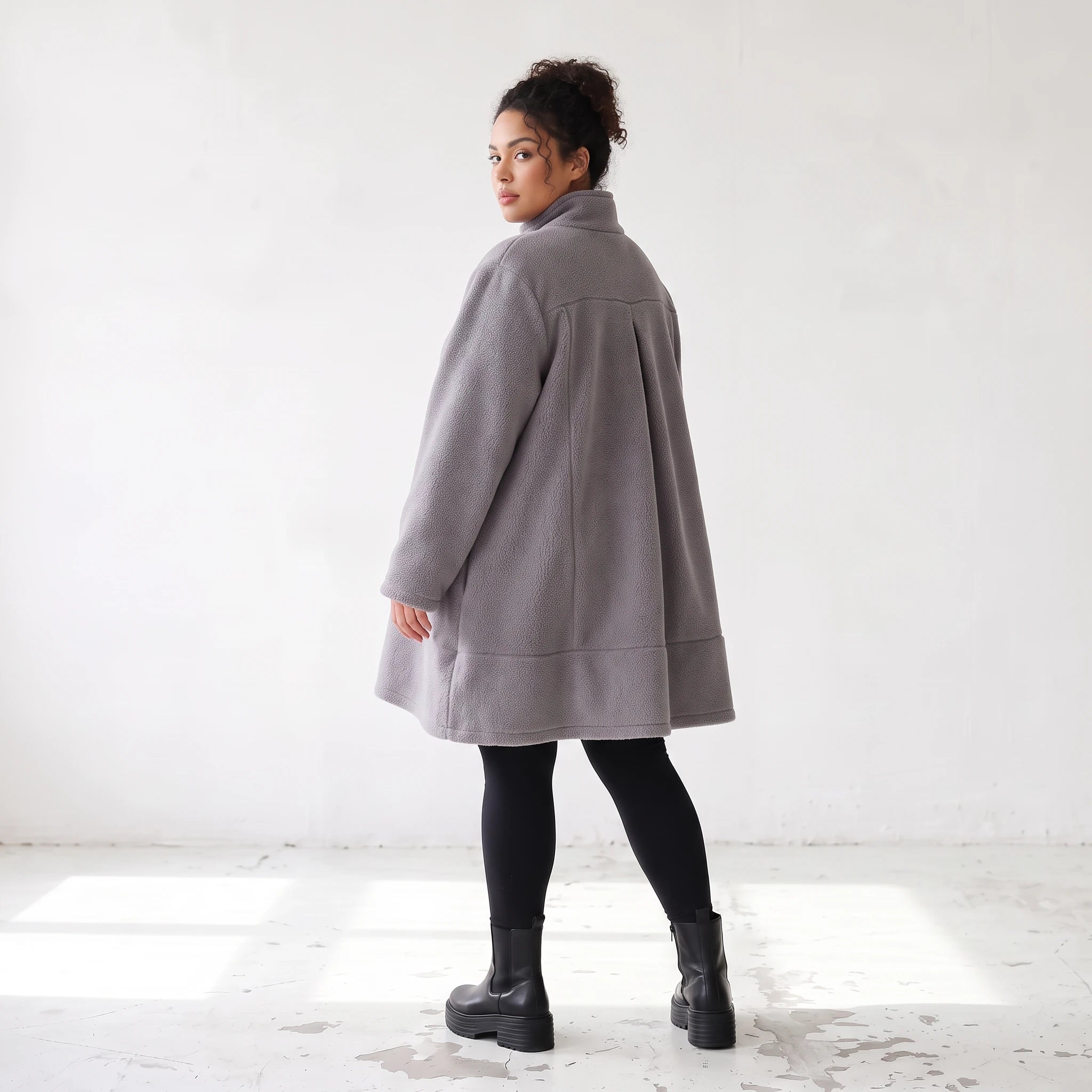Graue Teddyjacke in A-Linie mit Stehkragen Knopfleiste Kellerfalte und Taschen warm