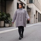 Graue Teddyjacke in A-Linie mit Stehkragen Knopfleiste Kellerfalte und Taschen warm