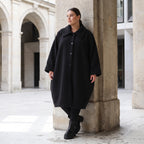 Schwarzer Teddymantel in Ballonform mit Hemdkragen Knopfverschluss und Seitentaschen