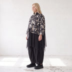 Winterjacke in Schwarz/Beige aus weichem Suedematerial in A-Form mit Kragen und Taschen