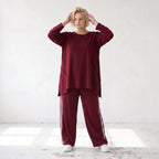 Bordeaux Langarmshirt in A-Linie aus French Terry mit Außennähten und Grafikprintdetail