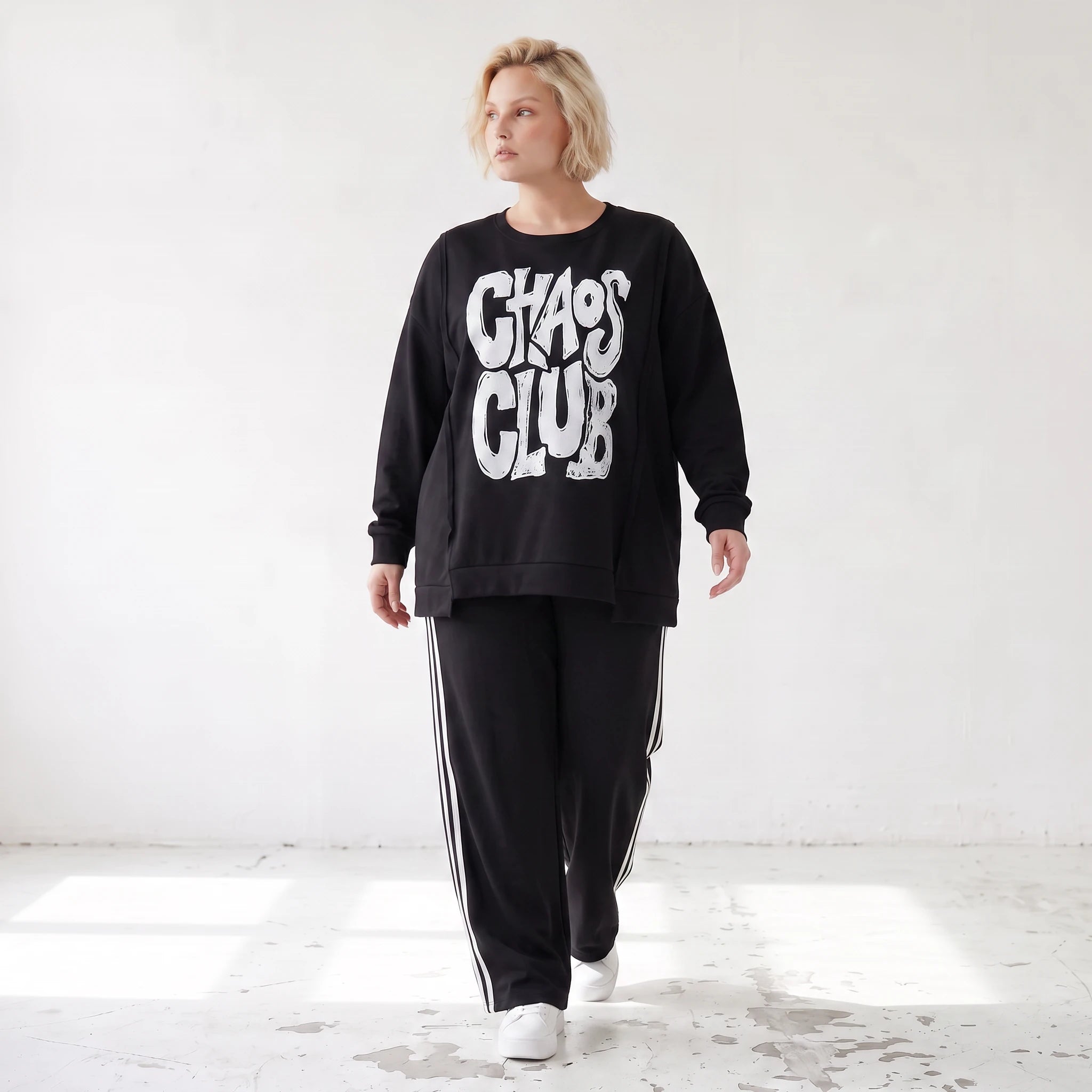 Statementshirt aus French Terry mit Chaos Club Print kastig und vorne kürzer geschnitten
