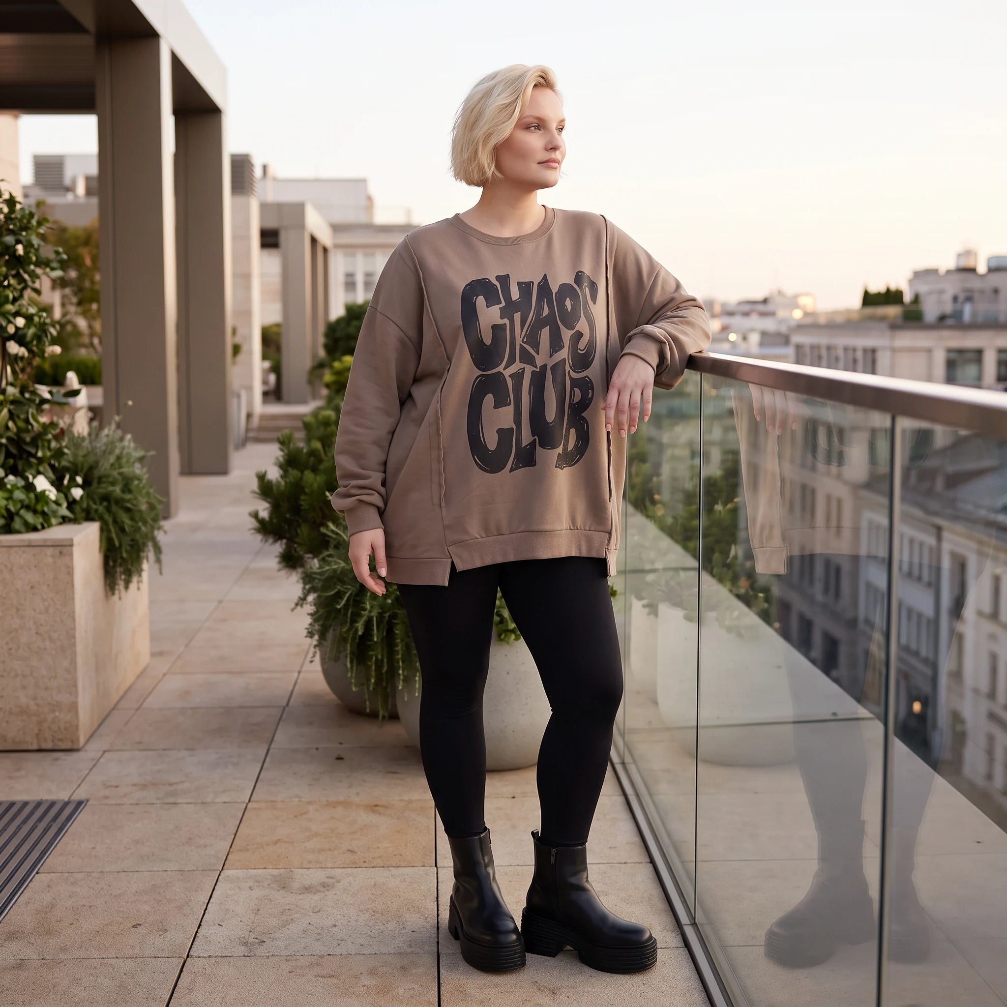 Streetwearshirt mit Chaos Club Print aus French Terry kastig mit Außennähten wärmend