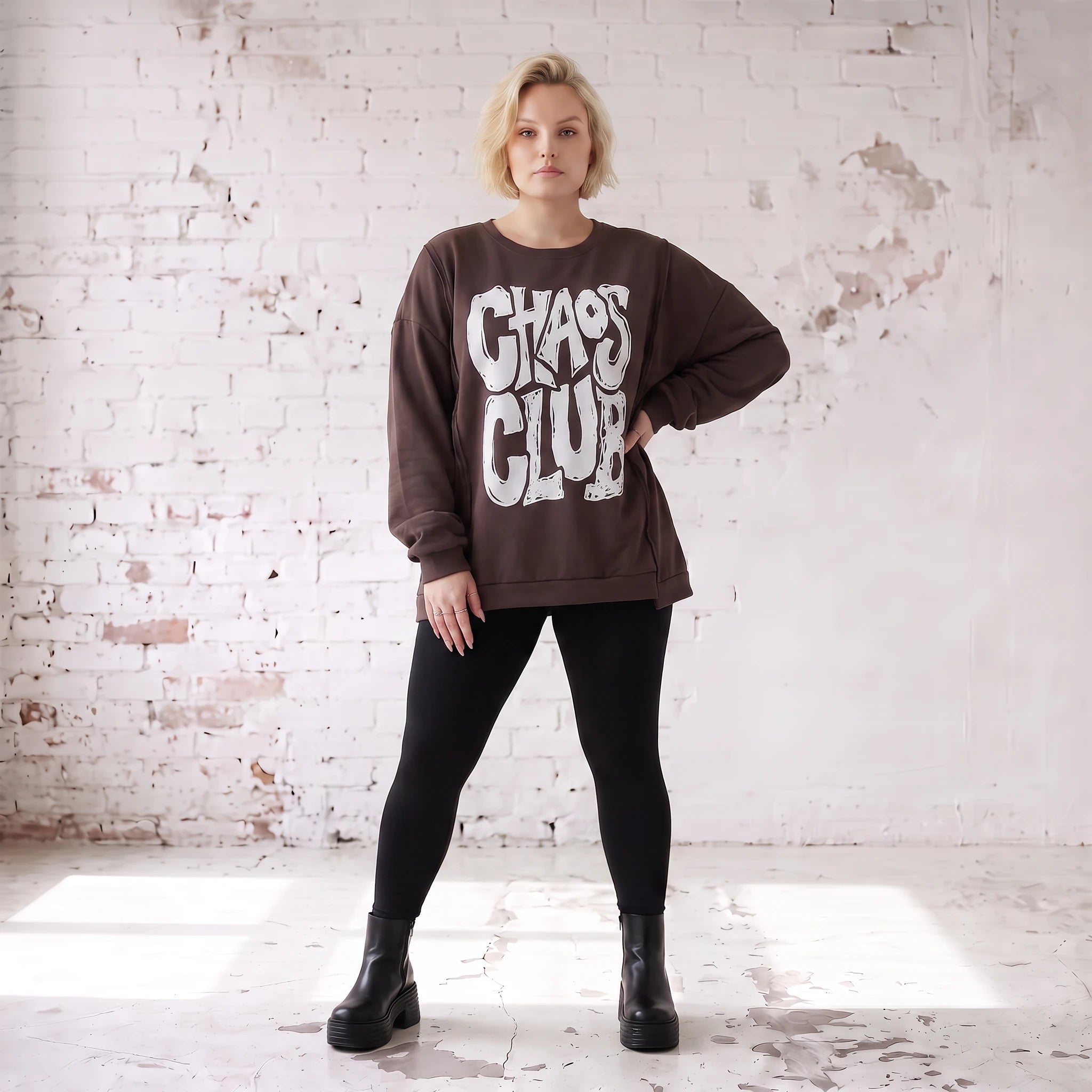 Braunes Sweatshirt mit Chaos Club Print aus French Terry und sichtbaren Außennähten