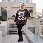 Braunes Sweatshirt mit Chaos Club Print aus French Terry und sichtbaren Außennähten