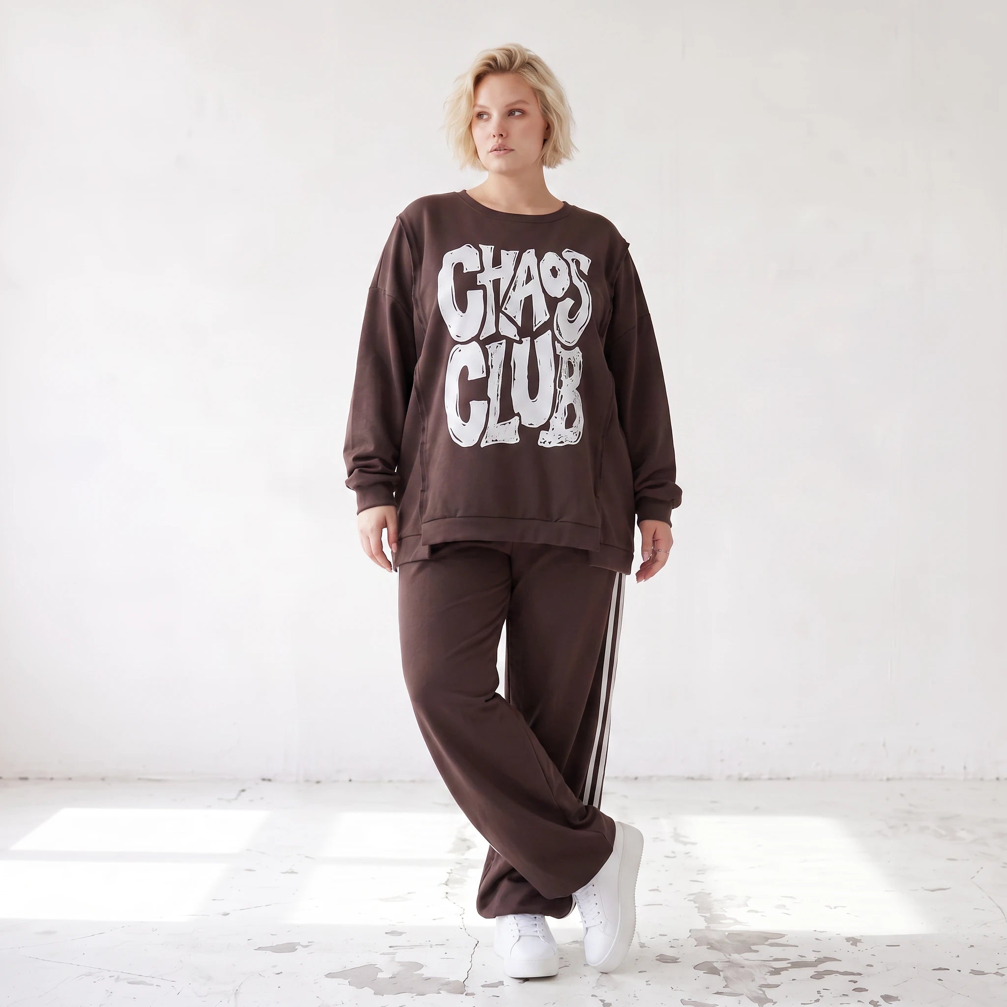 Braunes Sweatshirt mit Chaos Club Print aus French Terry und sichtbaren Außennähten