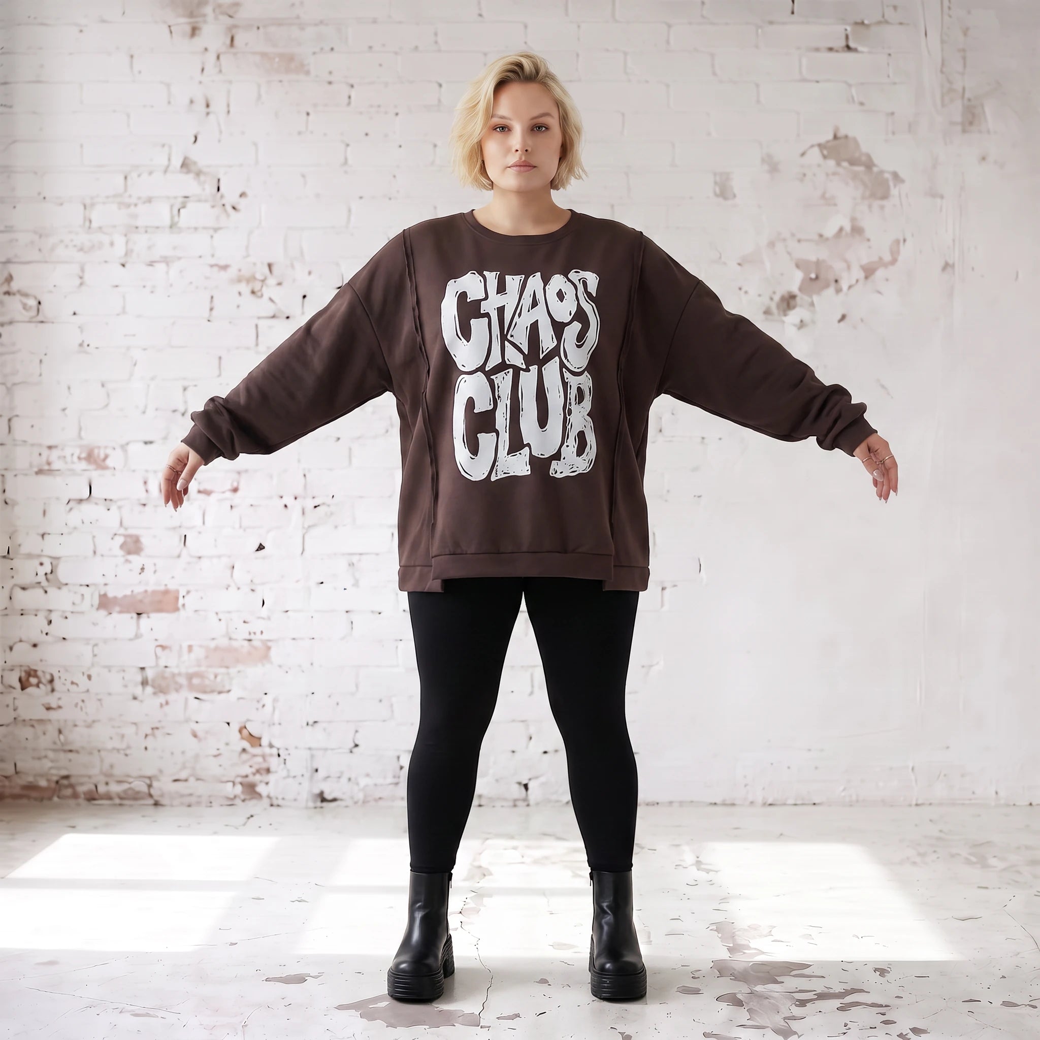 Braunes Sweatshirt mit Chaos Club Print aus French Terry und sichtbaren Außennähten