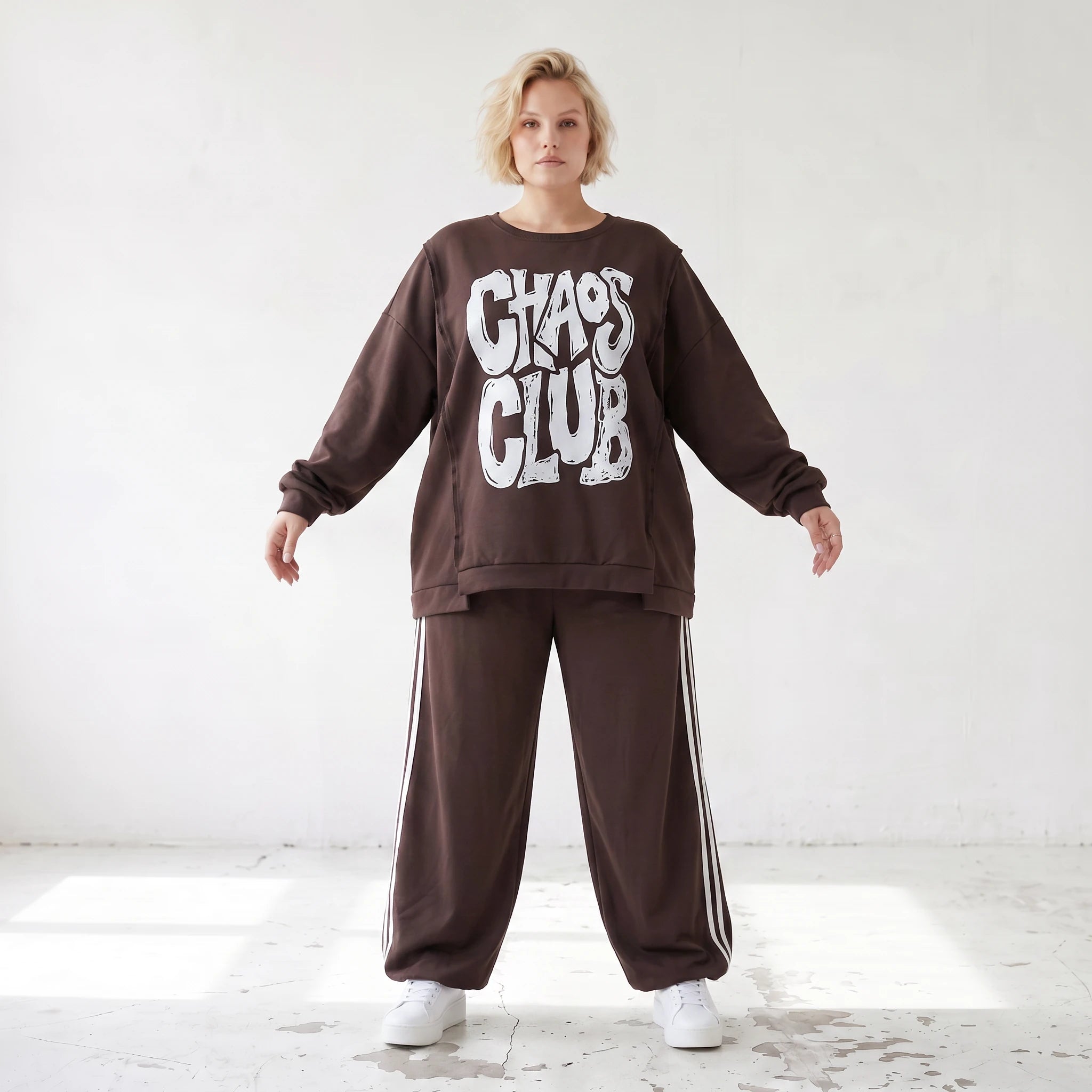 Braunes Sweatshirt mit Chaos Club Print aus French Terry und sichtbaren Außennähten