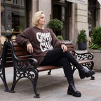 Braunes Sweatshirt mit Chaos Club Print aus French Terry und sichtbaren Außennähten