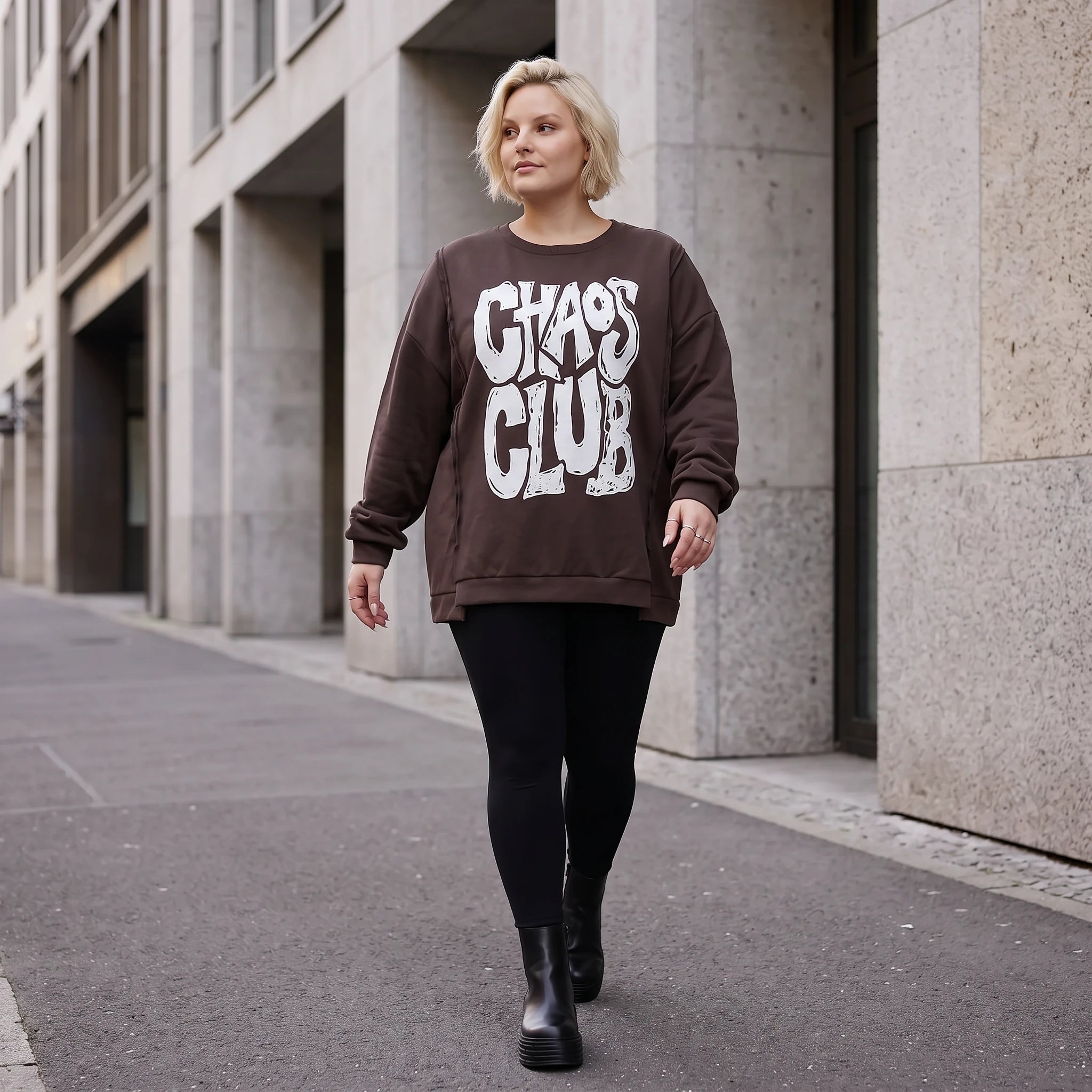 Braunes Sweatshirt mit Chaos Club Print aus French Terry und sichtbaren Außennähten