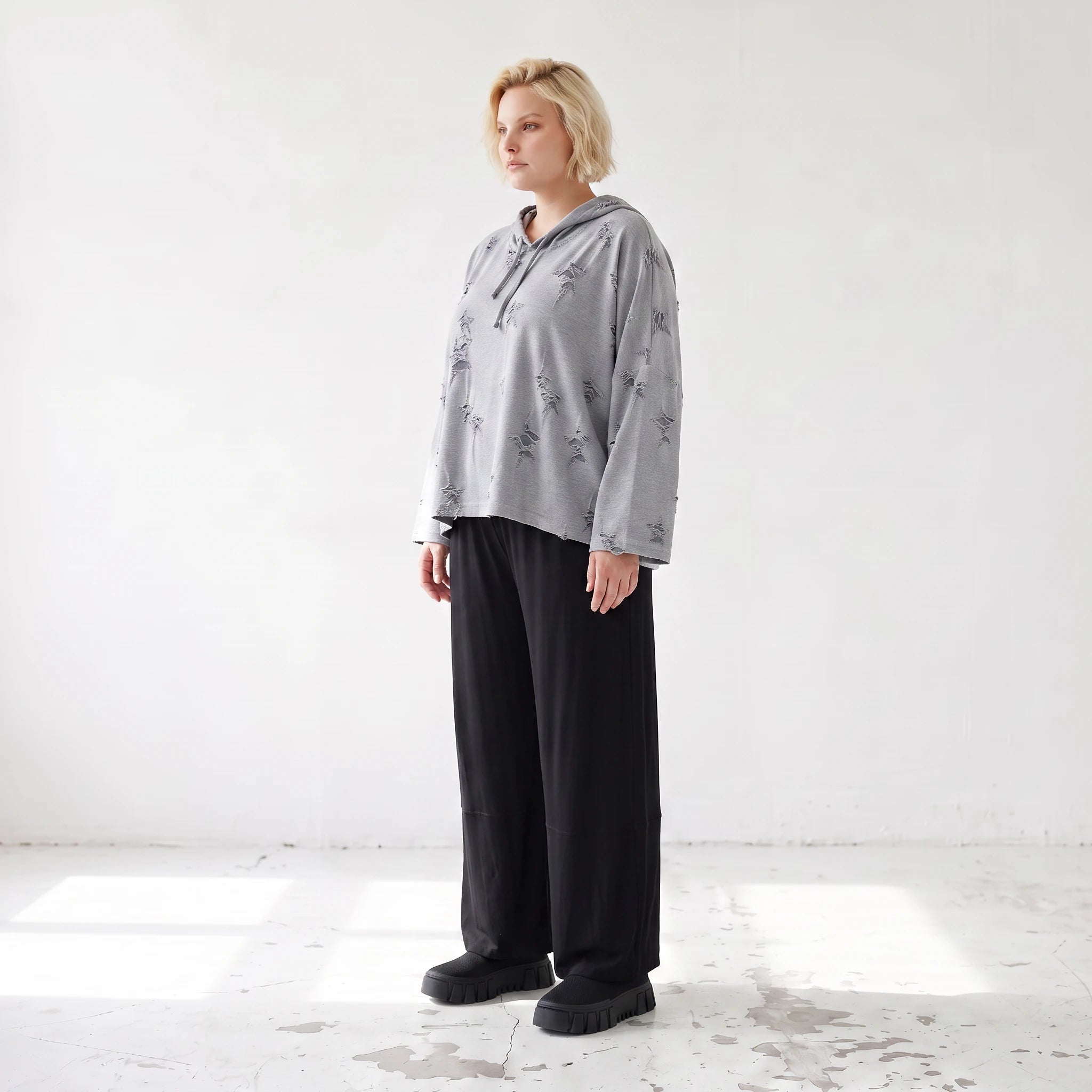 Grauer Hoody in Destroyed-Optik aus Baumwolljersey mit Kapuze und Langarm lässig Style