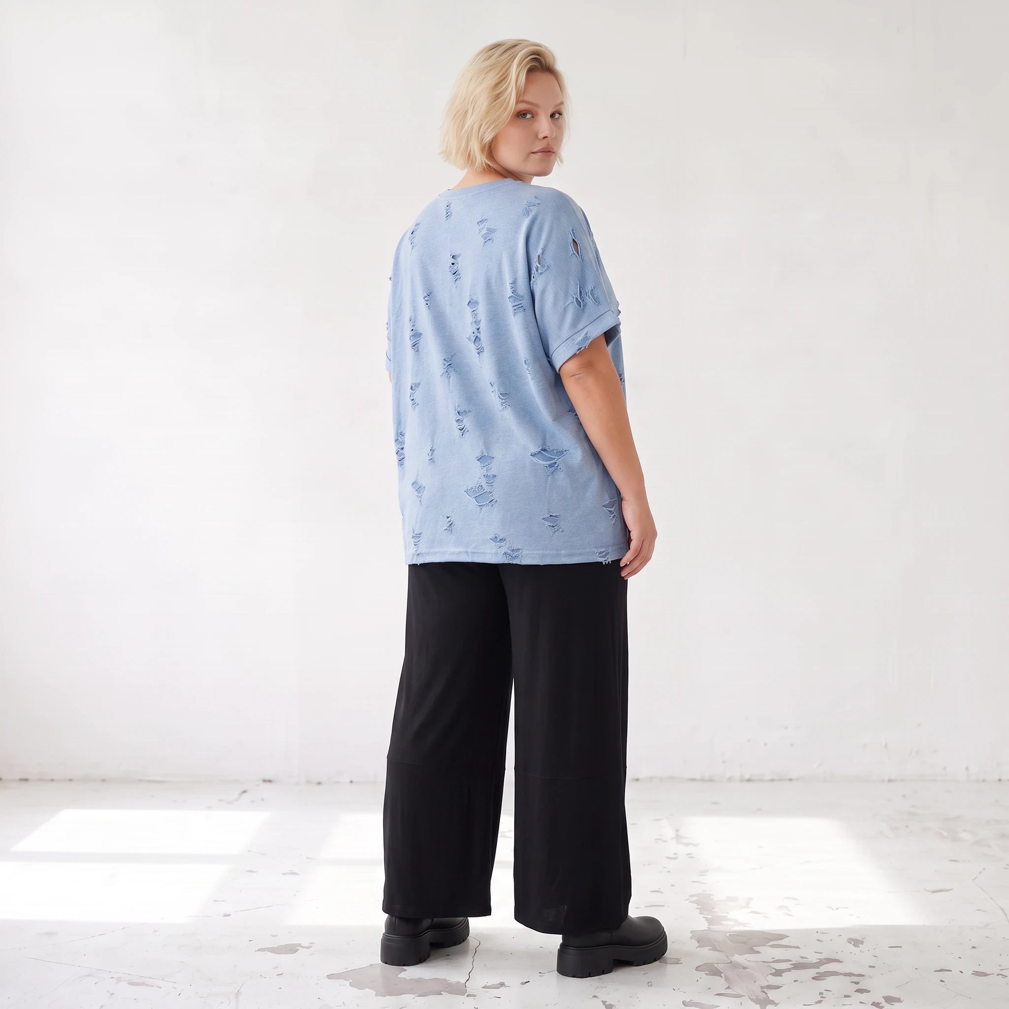 Jeansblaues Jerseyshirt in Destroyed Optik aus Baumwolle mit Elasthan im geraden Schnitt