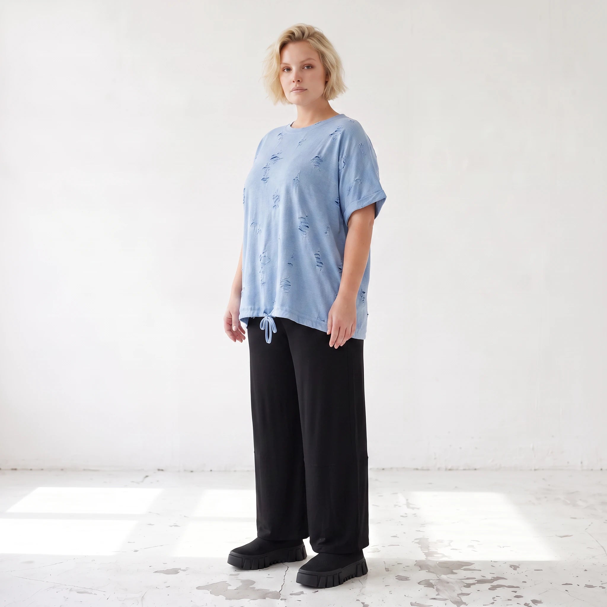 Jeansblaues Jerseyshirt in Destroyed Optik aus Baumwolle mit Elasthan im geraden Schnitt