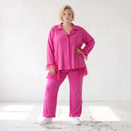 Fuchsia Stretchhose aus Travellergewebe mit geradem Bein Zierklappen und Overlocknaht