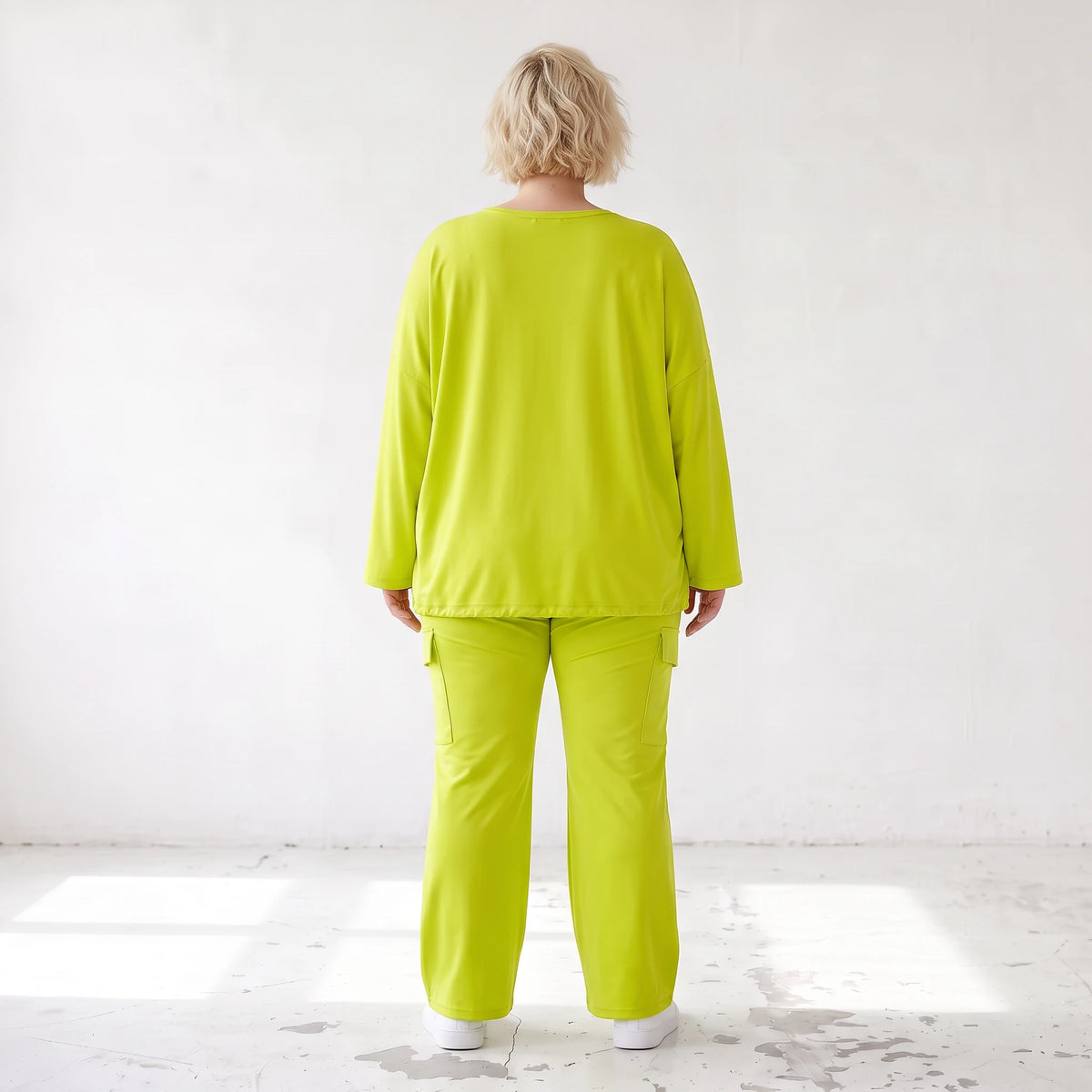 Limettengrünes Langarmshirt in Travellerqualität mit kastigem Schnitt und Tunnelzugsaum