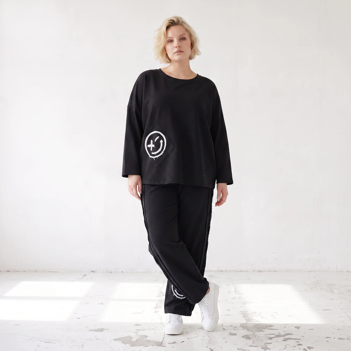 Ballonhose in Midnight Black aus French Terry mit Stretch und Smiley Detail vorn am Bein