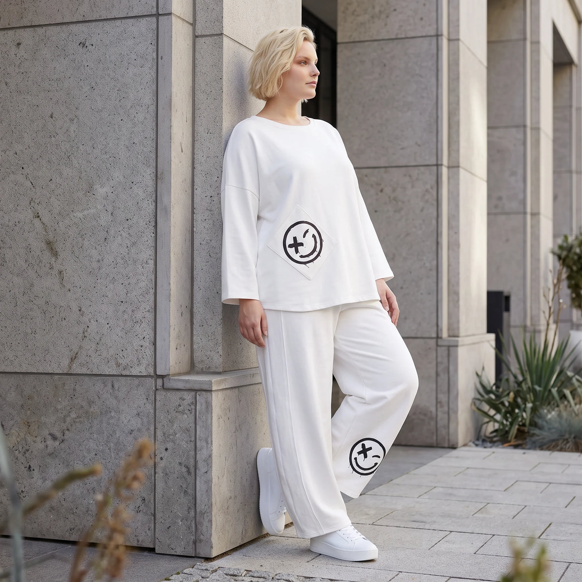 Snowwhite Ballonhose aus French Terry mit Smileydruck Biesennähten und bequemem Dehnbund