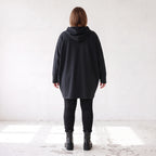 Schwarzer Kapuzenpulli mit Leo Print aus softem French Terry mit Kapuze Seitentaschen