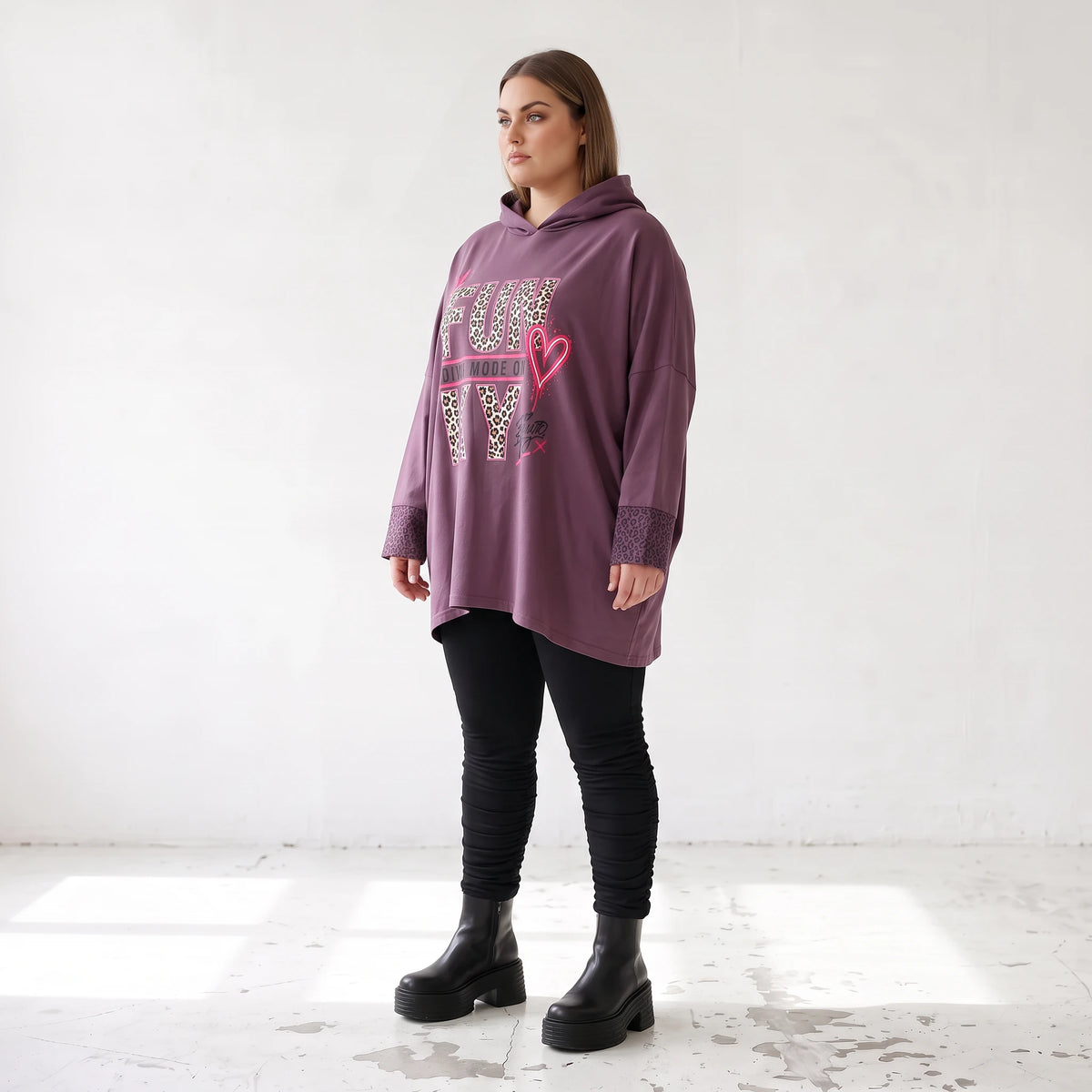 Fliederner Kapuzenpullover mit Leoprint aus French Terry mit Stretch und Seitentaschen