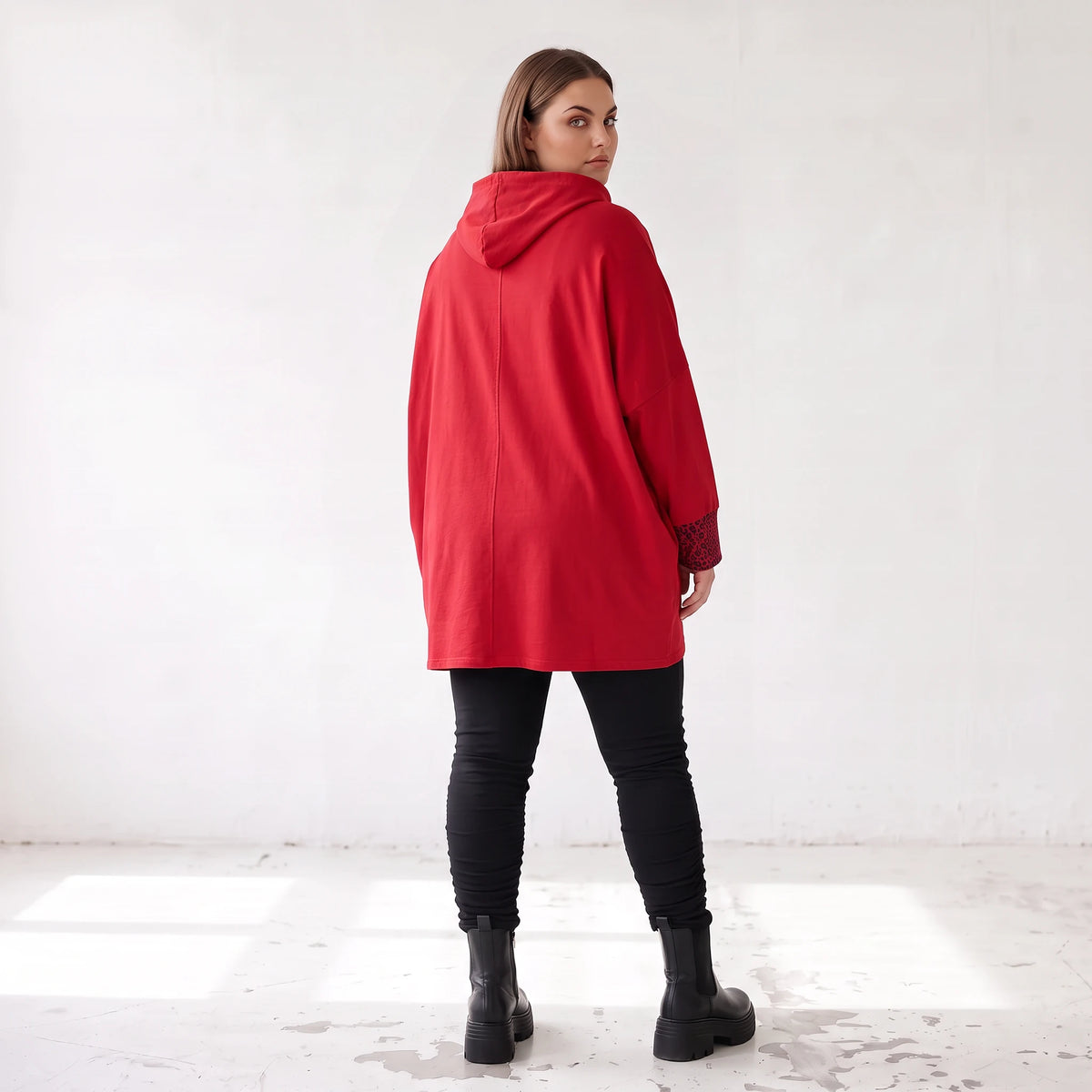 Roter Kapuzenpullover aus French Terry mit Leoprint Seitentaschen und Vokuhilasaum