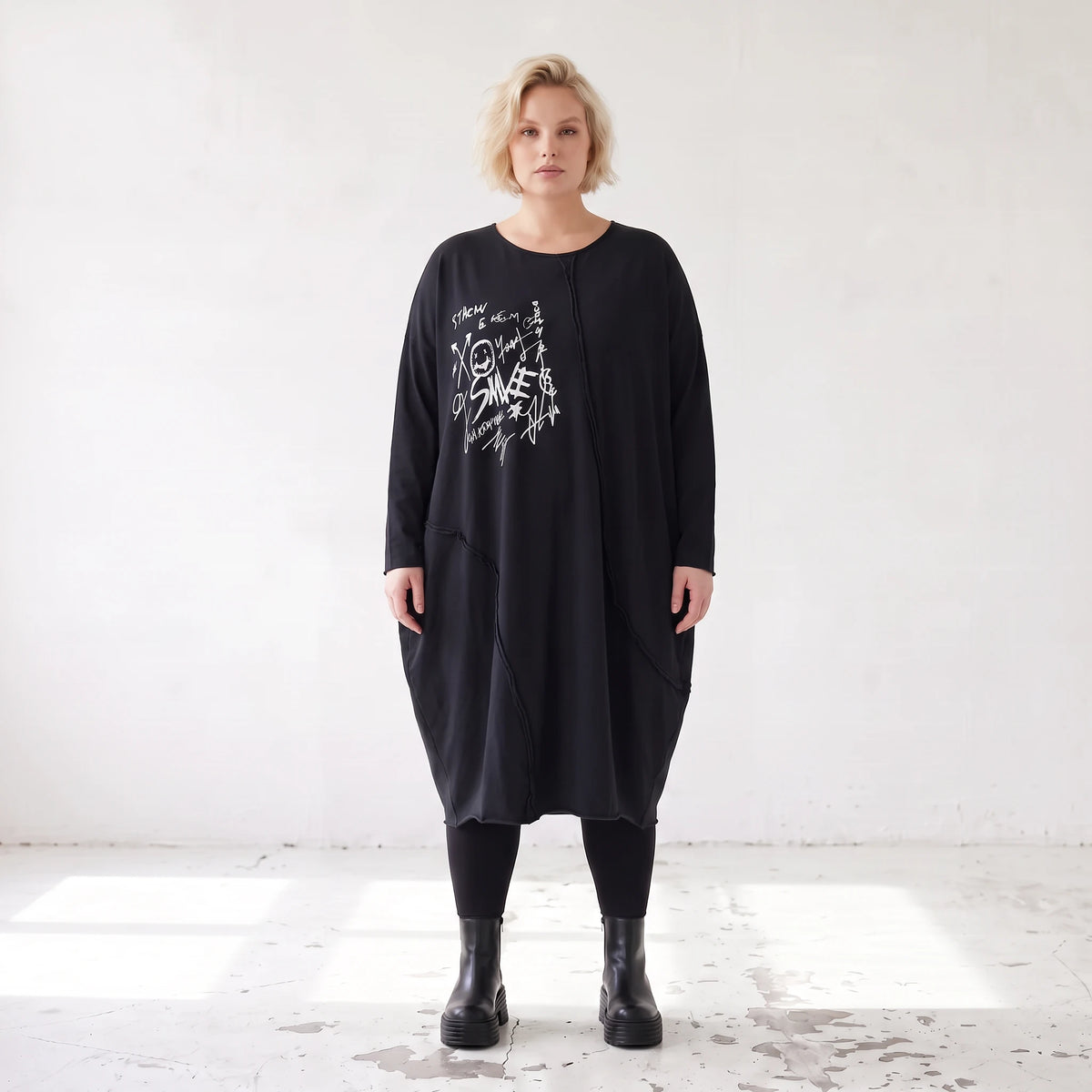 Kleid in OldBlack aus weichem French Terry in Ballonform mit Rundhalsausschnitt Langarm