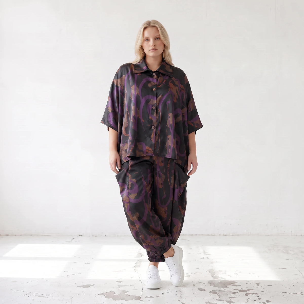 Satinbluse in Schwarz/Violett/Braun mit Hemdkragen Knopfleiste und abstraktem Muster