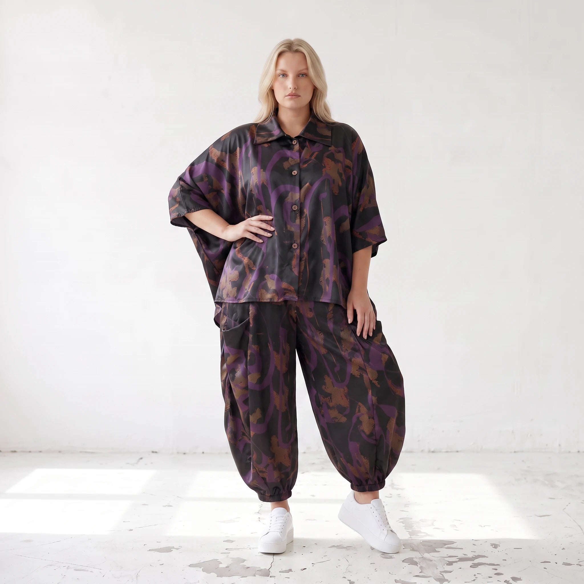 Satinbluse in Schwarz/Violett/Braun mit Hemdkragen Knopfleiste und abstraktem Muster