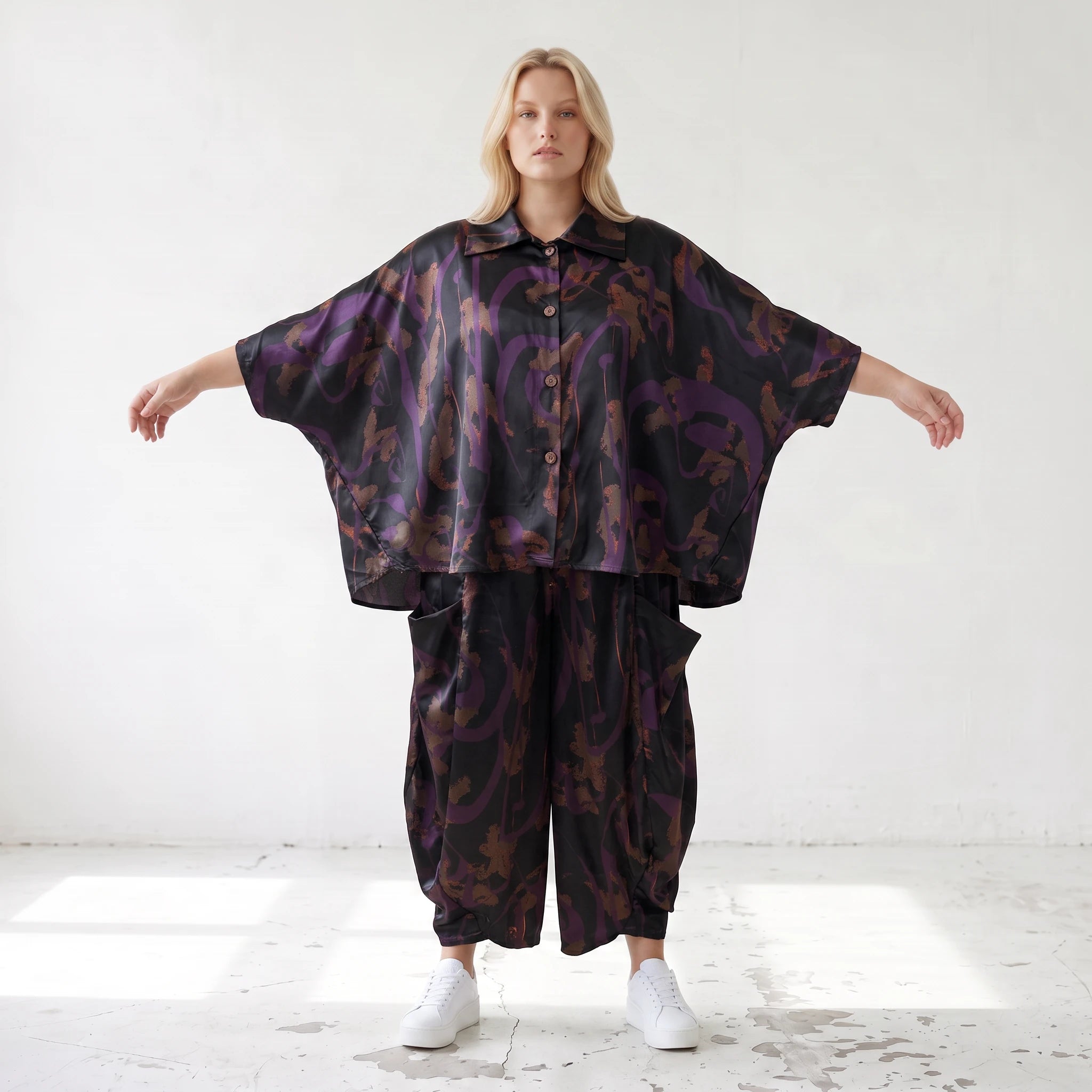 Ballonhose aus Satin in Schwarz/Violett/Braun mit abstraktem Printmuster und Elastikbund
