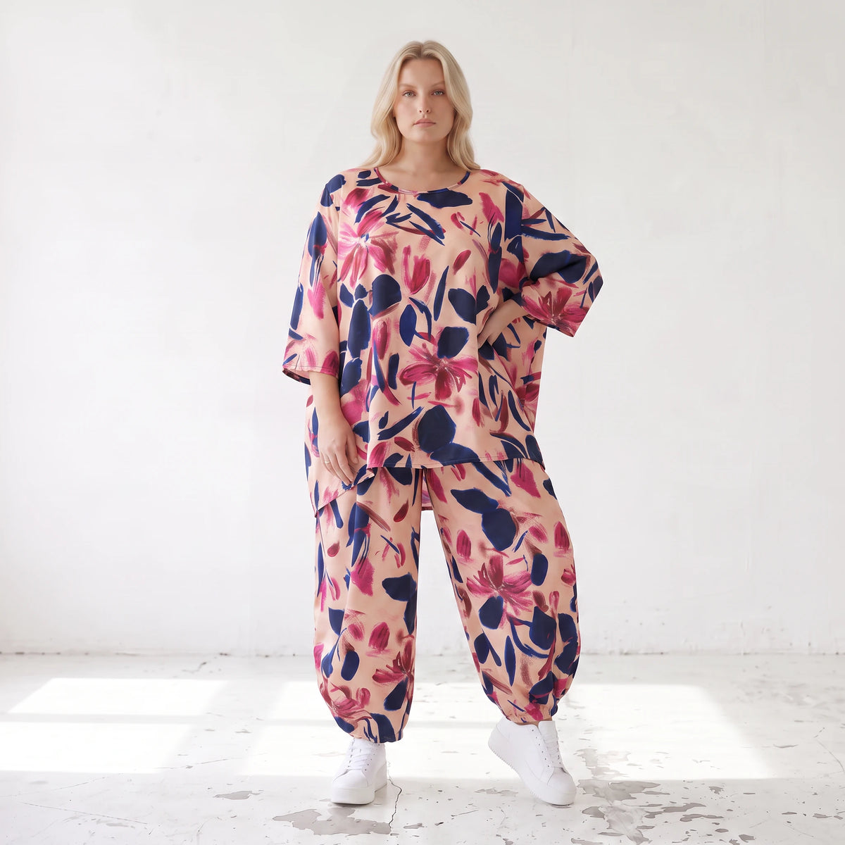 Satinshirt in Rose/Blau/Pink mit floralem Print in A-Linie fließend und weich fallend