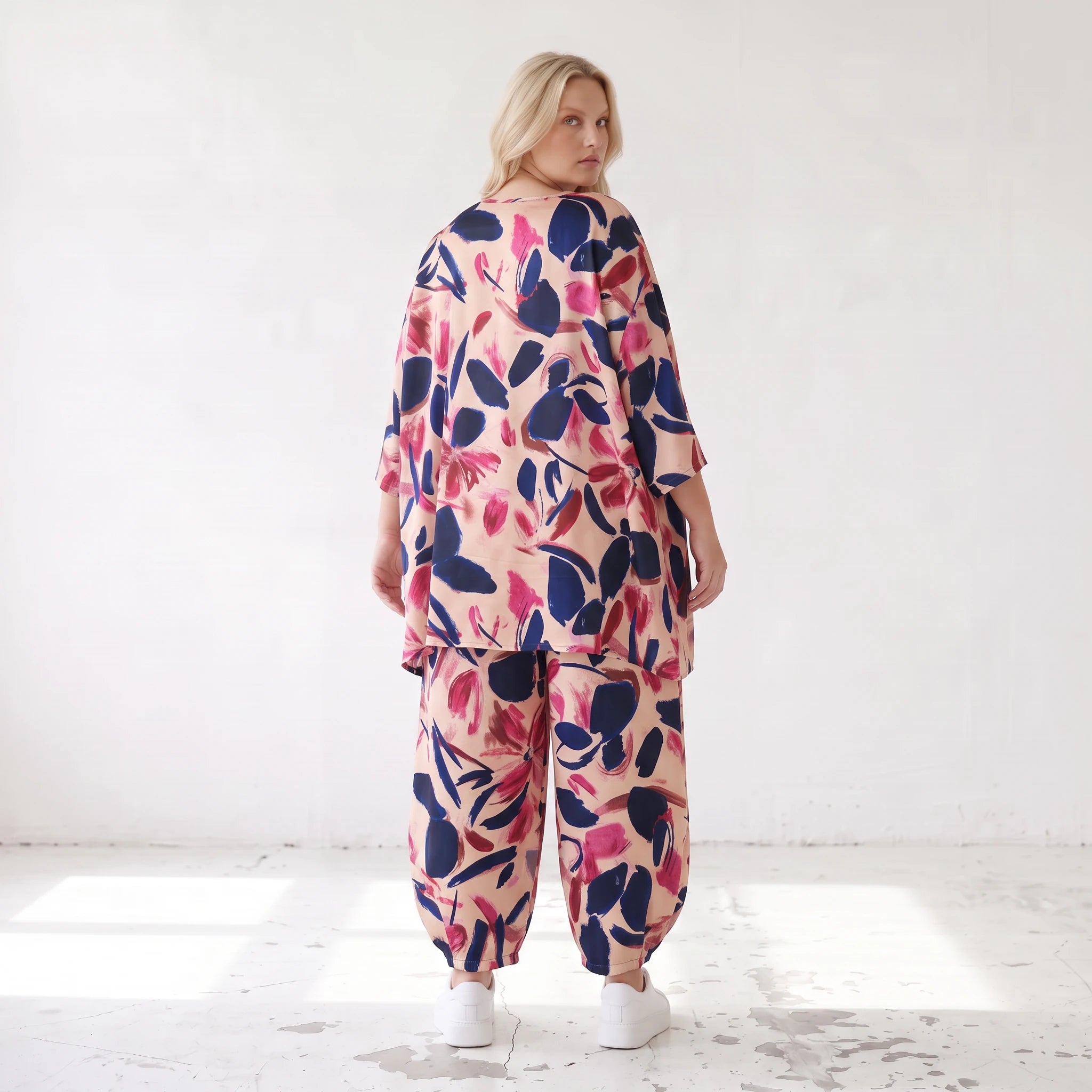 Satinshirt in Rose/Blau/Pink mit floralem Print in A-Linie fließend und weich fallend
