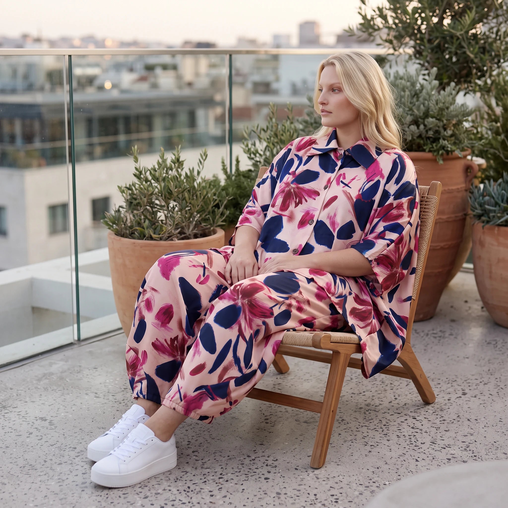 Satinbluse mit floralem Rose/Blau/Pink Print Hemdkragen Knopfleiste in gerundeter Form