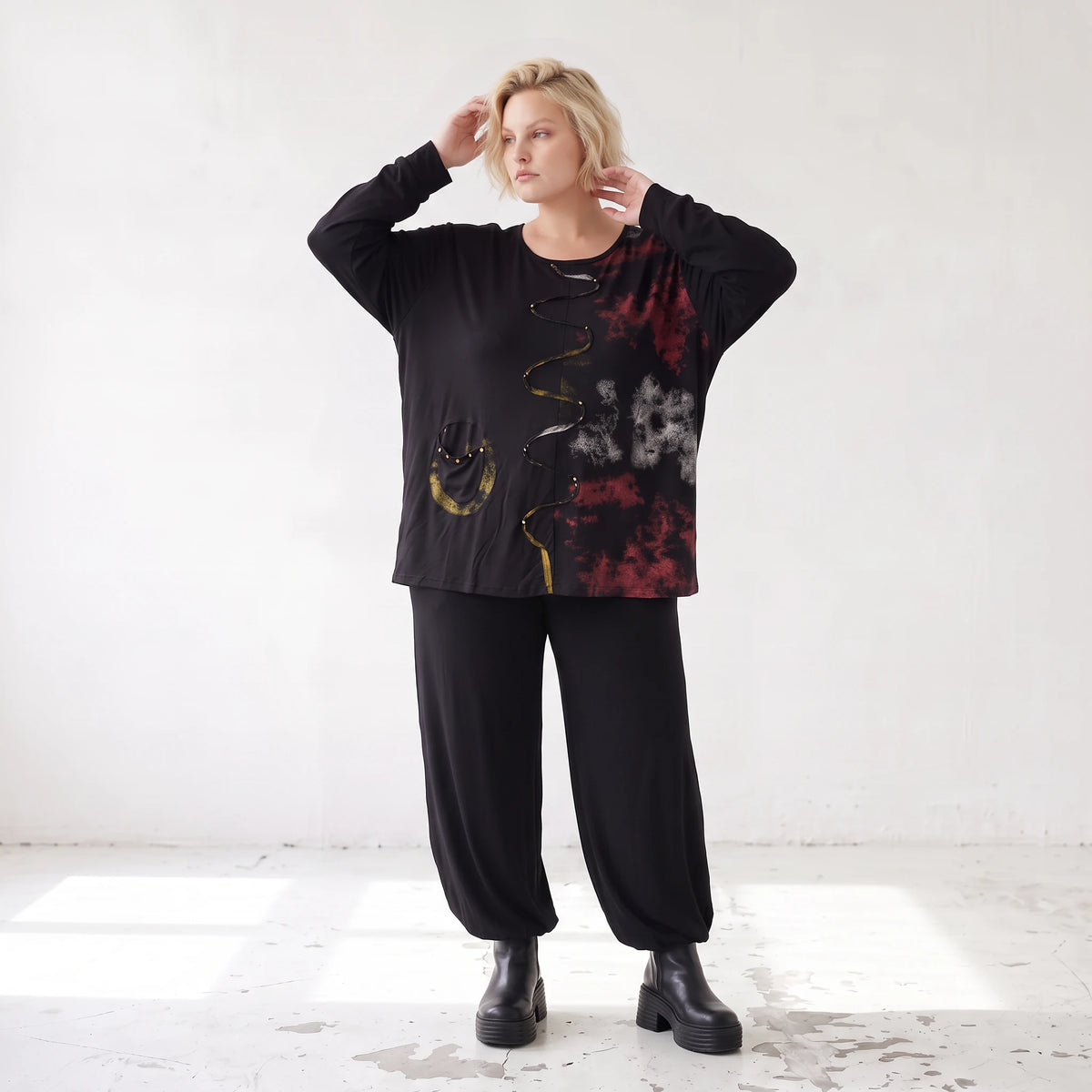 Langarmshirt aus Viskosejersey in Schwarz/Rosa mit geradem Schnitt und Stretchkomfort