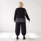 Schwarzes Basicshirt aus Viskosejersey mit Stretch und Brusttasche in geradem Schnitt