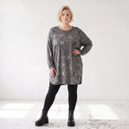 Milano Strickkleid in Grau/Schwarz mit Rundhalsausschnitt aus feiner Stretchqualität