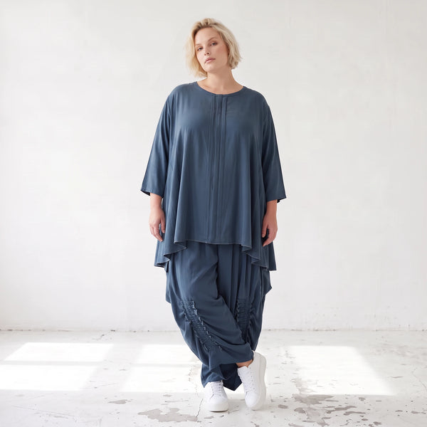 Shirt in Petrol aus weichem Lyocell in A-Linie mit Biesenmusterung und Zipfelsaum