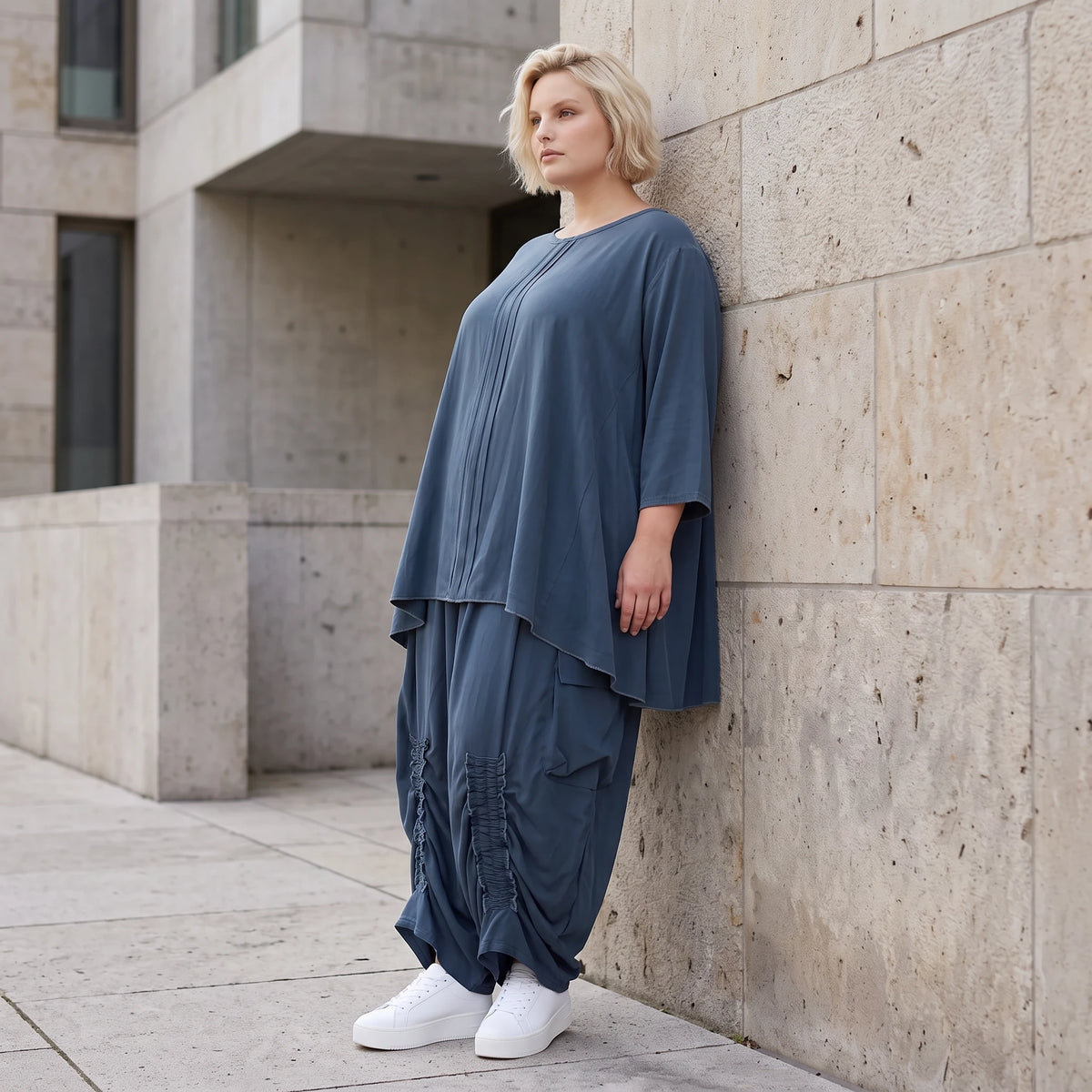 Shirt in Petrol aus weichem Lyocell in A-Linie mit Biesenmusterung und Zipfelsaum
