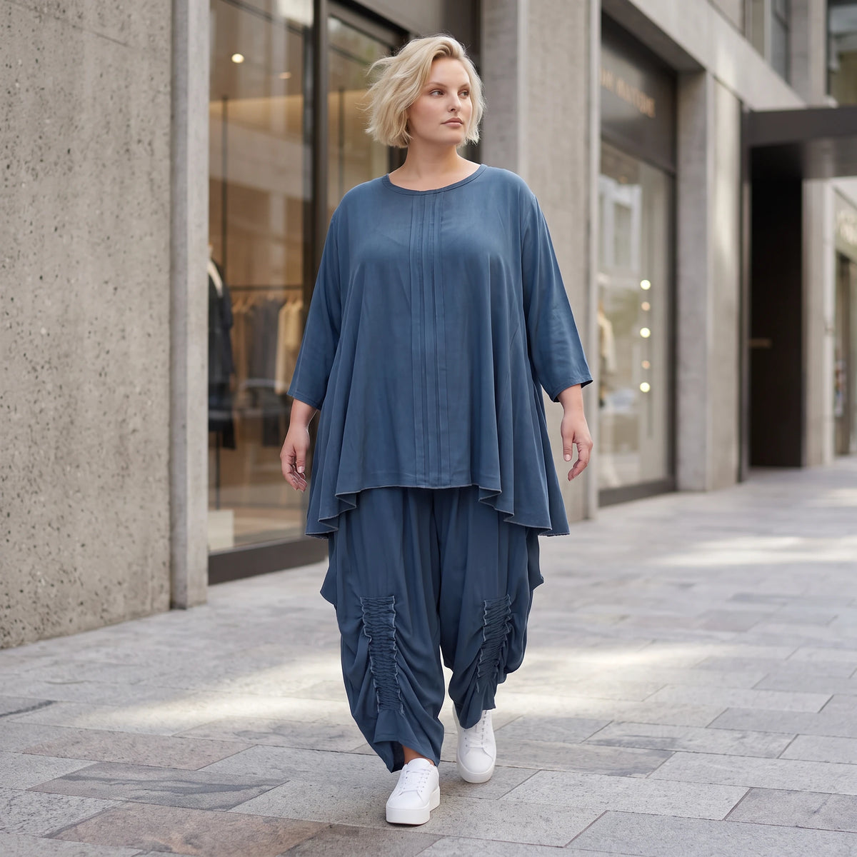 Shirt in Petrol aus weichem Lyocell in A-Linie mit Biesenmusterung und Zipfelsaum