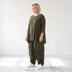 Khakifarbenes Lyocellshirt aus Twill mit Biesenmuster in A-Linie und 3/4-Arm Zipfelsaum
