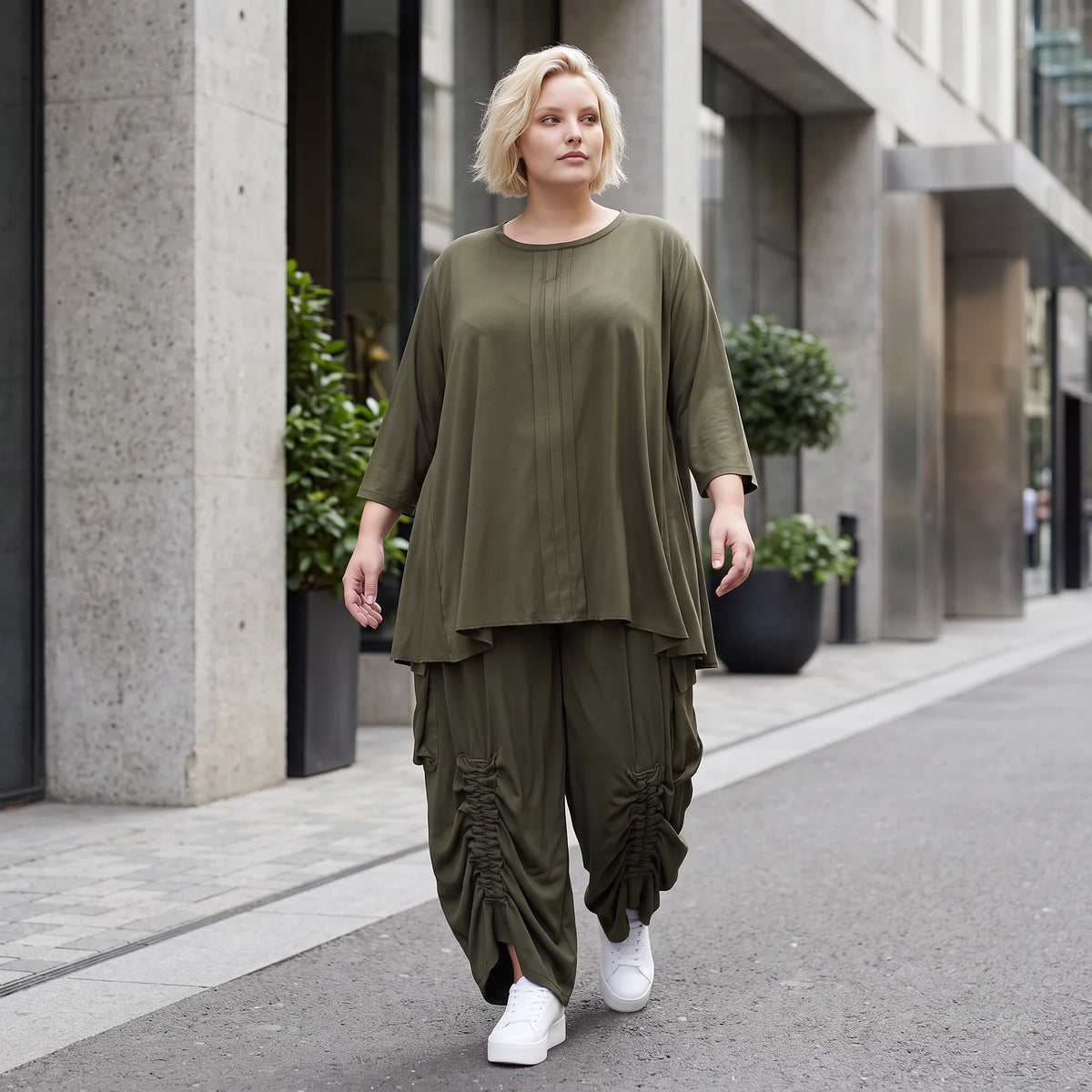 Khakifarbenes Lyocellshirt aus Twill mit Biesenmuster in A-Linie und 3/4-Arm Zipfelsaum