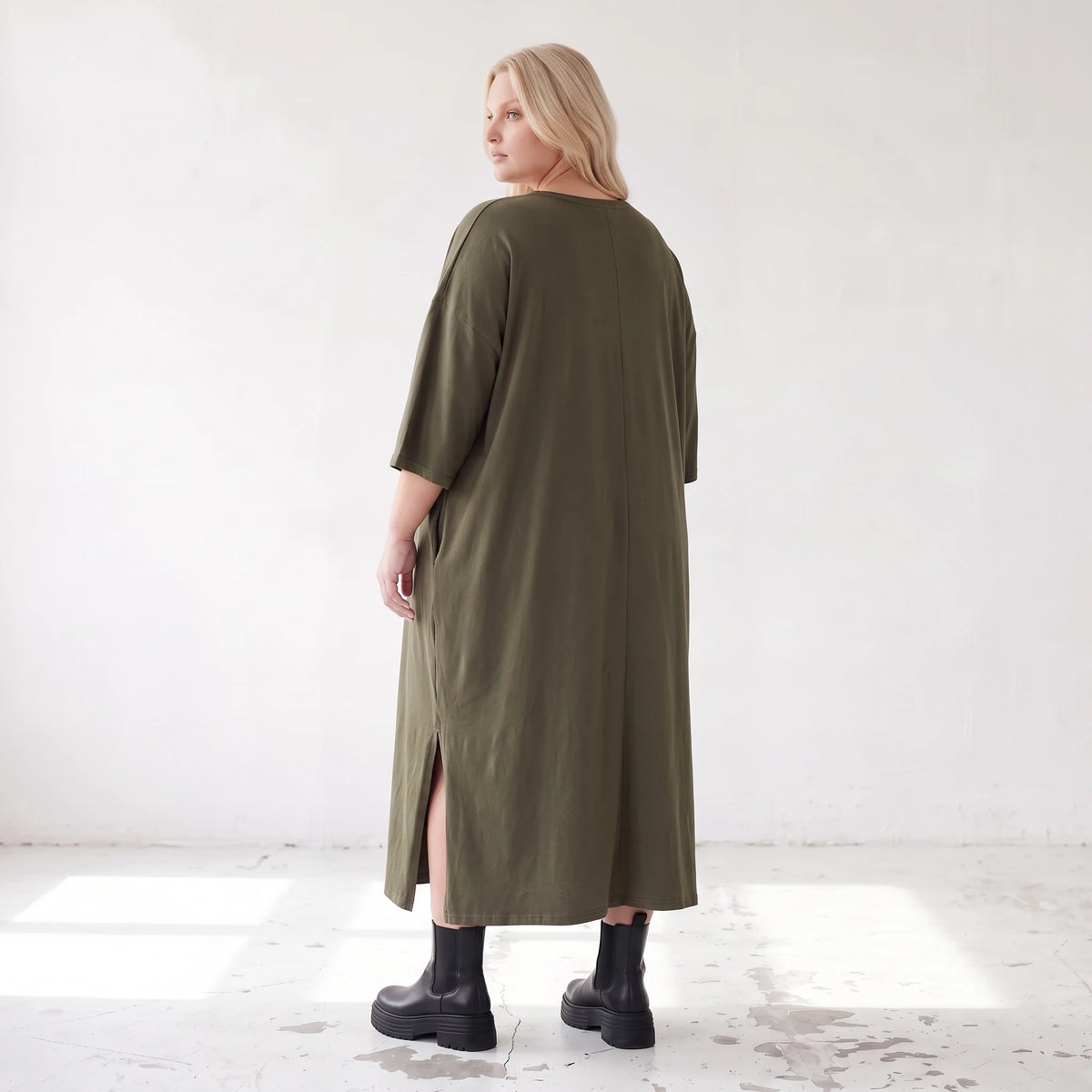 Khaki Lyocellkleid in A-Linie mit Rundhalsausschnitt und V-Ausschnitt mit Seitentaschen