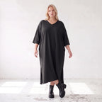 Fließendes A-Linien-Kleid aus Lyocell mit V-Ausschnitt Seitennahttaschen Saumschlitzen