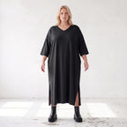 Fließendes A-Linien-Kleid aus Lyocell mit V-Ausschnitt Seitennahttaschen Saumschlitzen